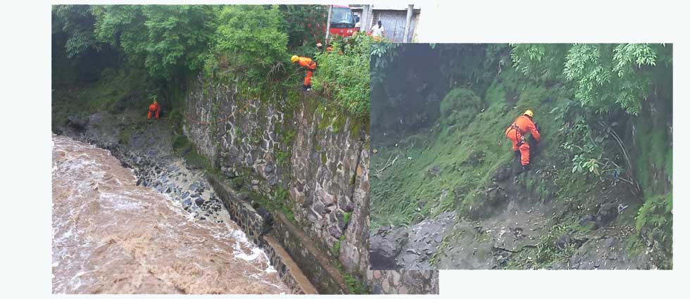 Bomberos rescatan a perrito que cayó a las riberas del río Acelhuate