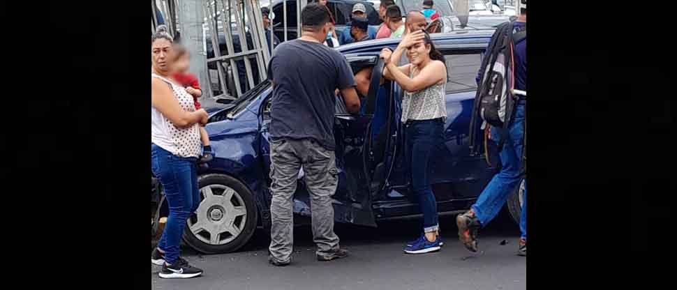 Conductor se pasa un semáforo en rojo y ocasiona múltiple accidente ...