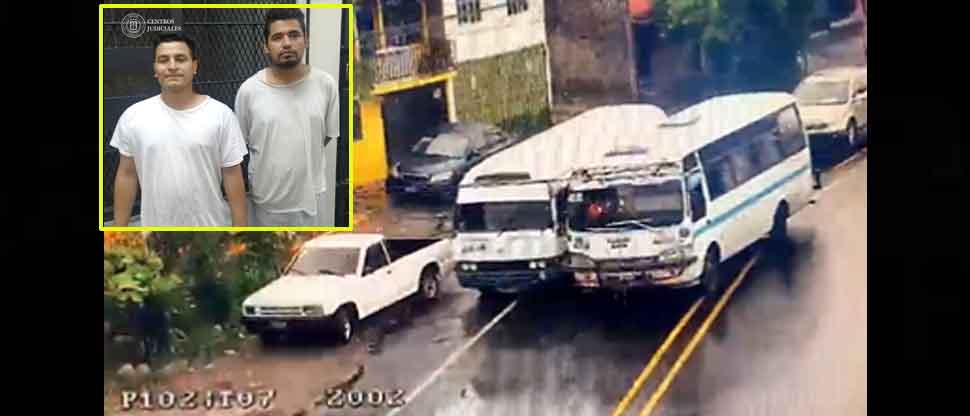 Suspenden licencia de conducir a microbuseros que fueron captados peleando la vía en Soyapango