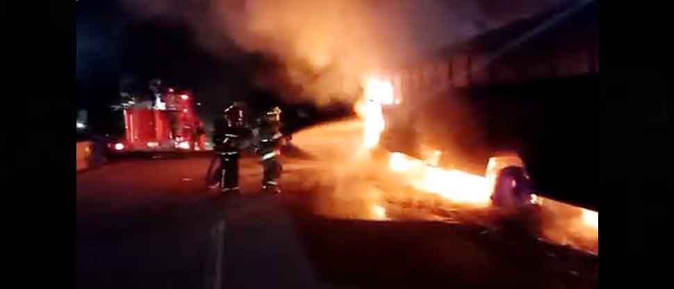 Autobús de la 102 se prende en llamas en pleno recorrido hacia el Puerto de La Libertad