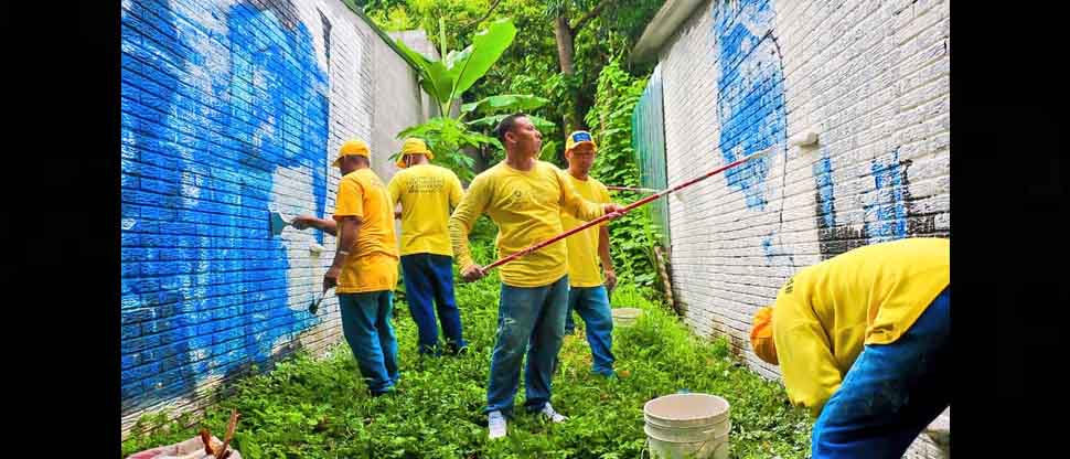 Privados de libertad continúan eliminando grafitis que pandilleros utilizaban para intimidar a la población