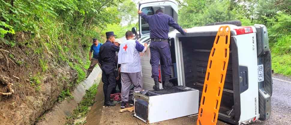 Varios lesionados tras vuelco de un vehículo en carretera a Nueva Concepción, Chalatenango