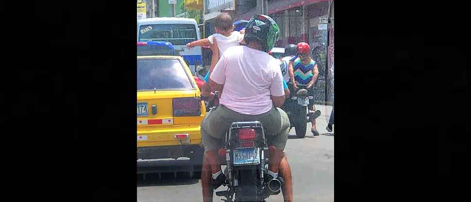 Sancionan a motociclista que puso en riesgo la vida de su bebé