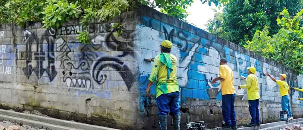 Tras denuncia ciudadana, privados del Plan Cero Ocio eliminan grafitis de pandillas en San Luis Talpa