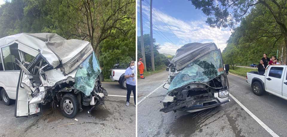 Cuatro lesionados de gravedad tras fuerte choque de microbús contra rastra