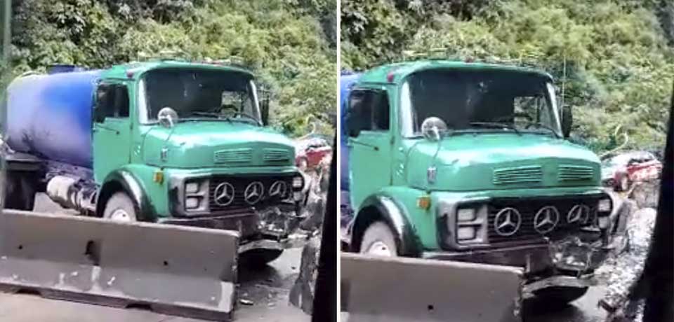 Conductor de pipa pierde el control y se estrella contra separadores en carretera Los Chorros