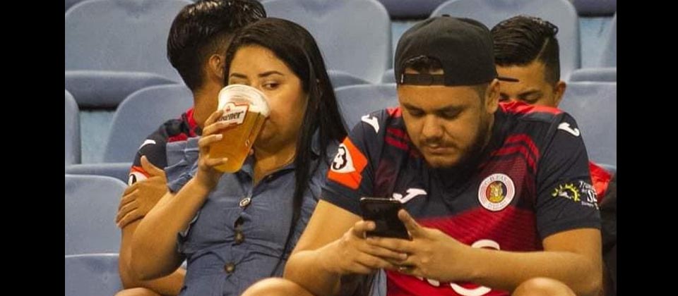 Viralizan imagen de mujer que tiene «curiosidad» con quien chatea su novio del FAS