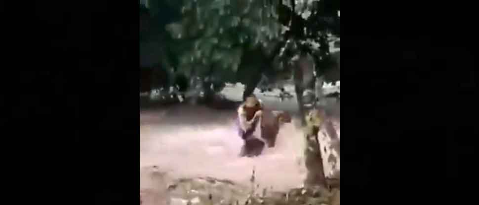 VIDEO: Jóvenes salvan la vida de anciano que era arrastrado por una correntada en La Unión