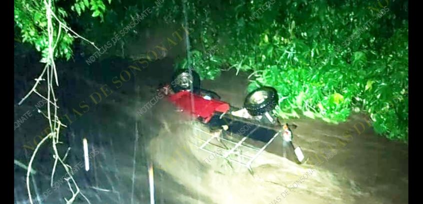Conductor se salva de milagro luego que río volcara y arrastrara su vehículo en Sonsonate