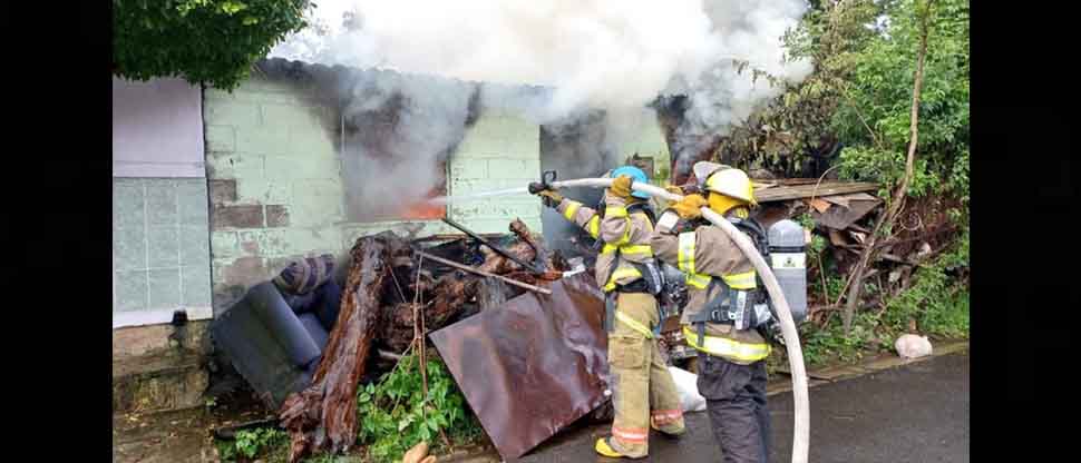 Bomberos sofocan incendio en una vivienda de Santa Ana