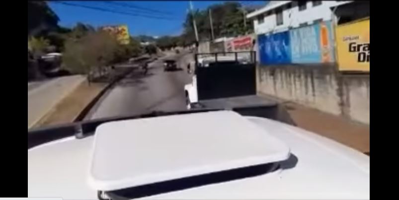 Captan a dos camioneros haciendo carreras en carretera al Puerto de La Libertad | VIDEO