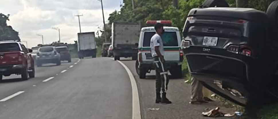 Reportan carga vehicular tras vuelco de vehículo en carretera Panamericana
