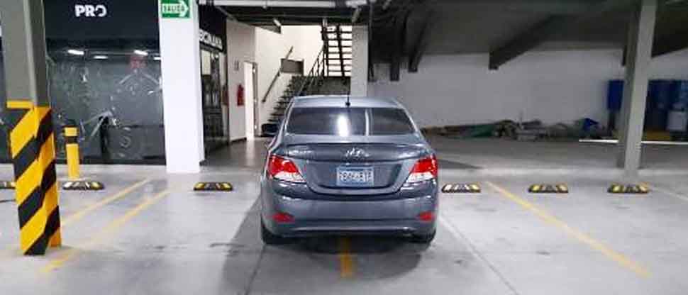 Otorgan medalla a conductor por su increíble técnica para estacionar su vehículo