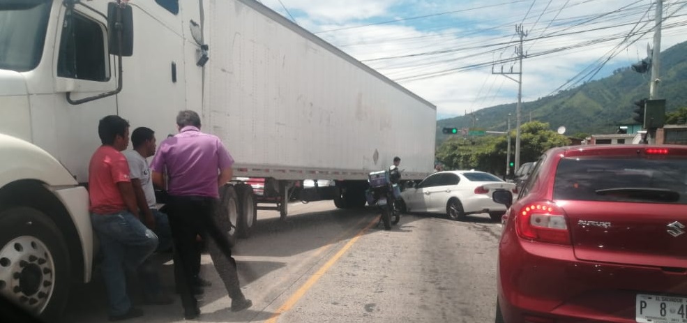 Conductor queda frente a las llantas de un furgón en Mejicanos