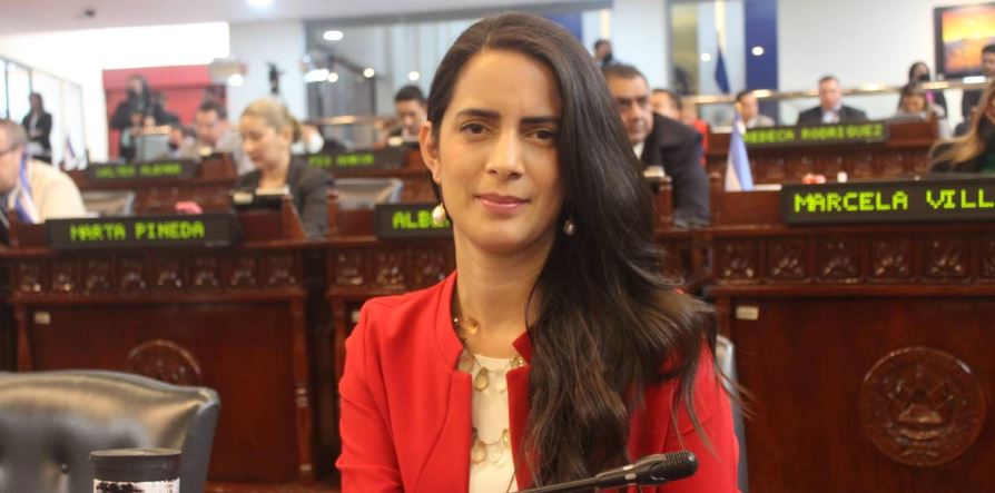 Claudia Ortiz exige al Presidente Bukele que dé marcha atrás a sus aspiraciones de reelección