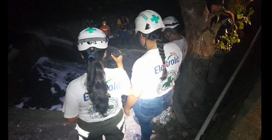 Hombre pierde la vida en Apopa tras caer en una quebrada