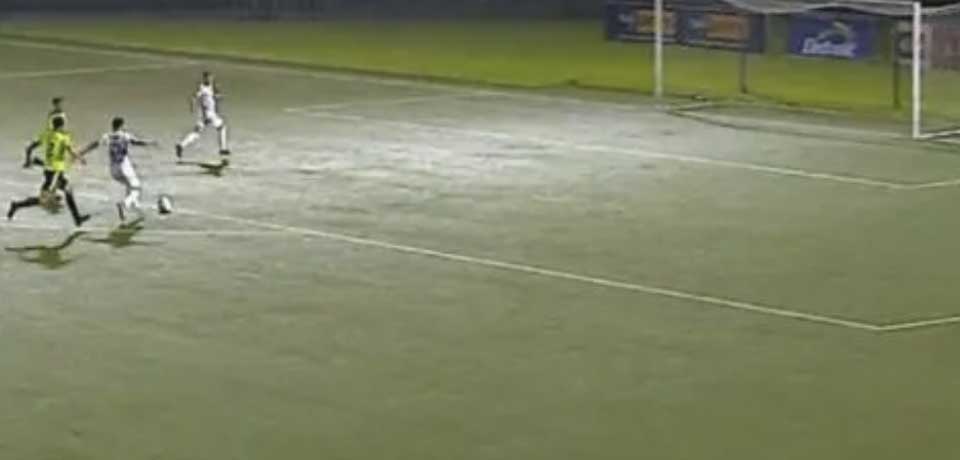 ¡¡Increíble!!: Fito Zelaya falla gol frente al marco sin portero