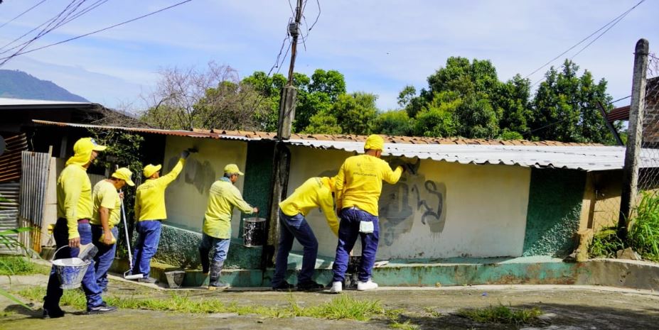 Privados de libertad eliminan grafitis de la MS y la 18