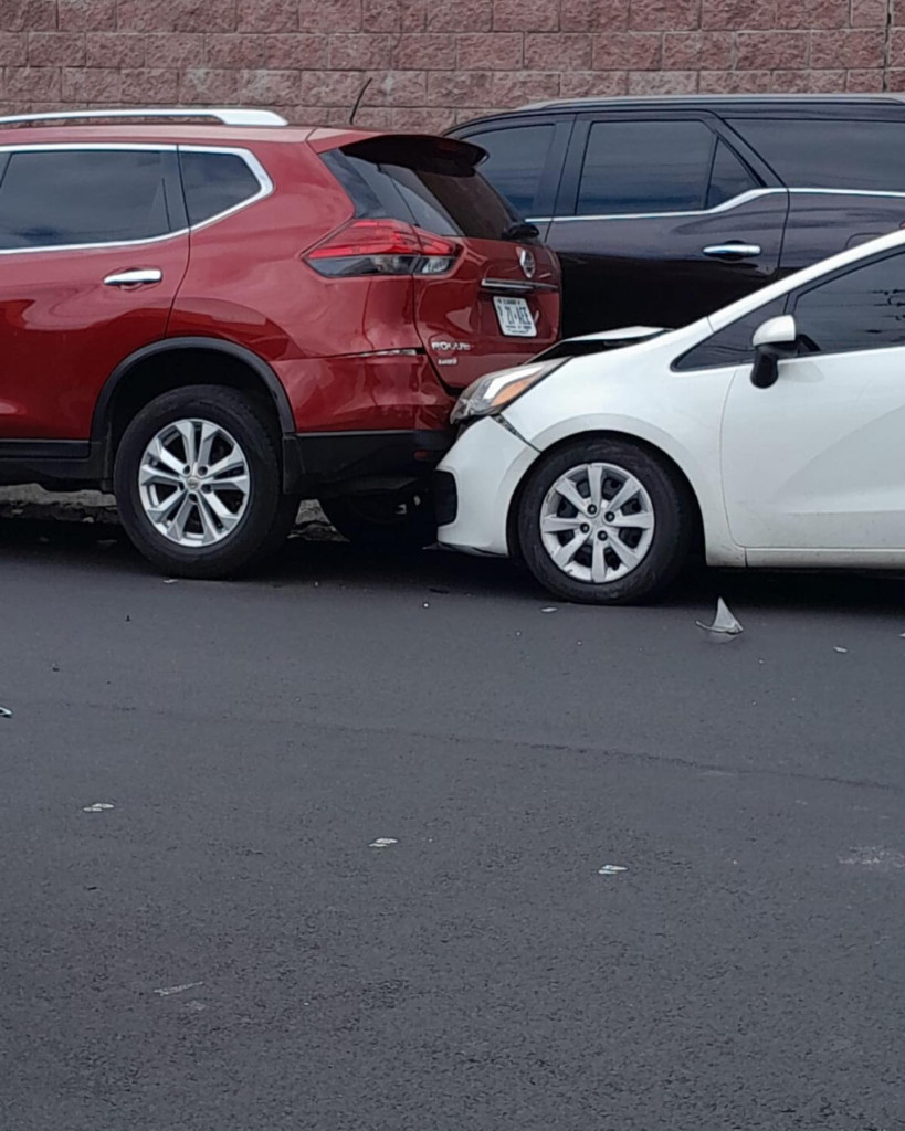 Conductor se pasa un semáforo en rojo y ocasiona múltiple accidente ...