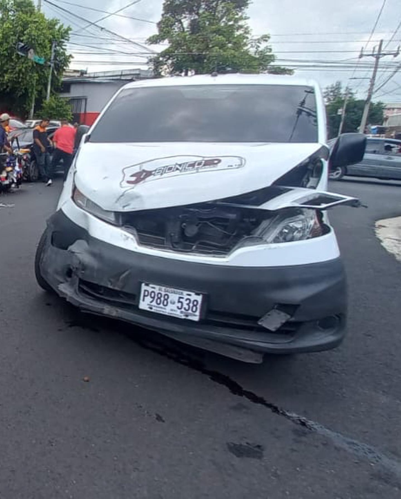 Conductor se pasa un semáforo en rojo y ocasiona múltiple accidente ...