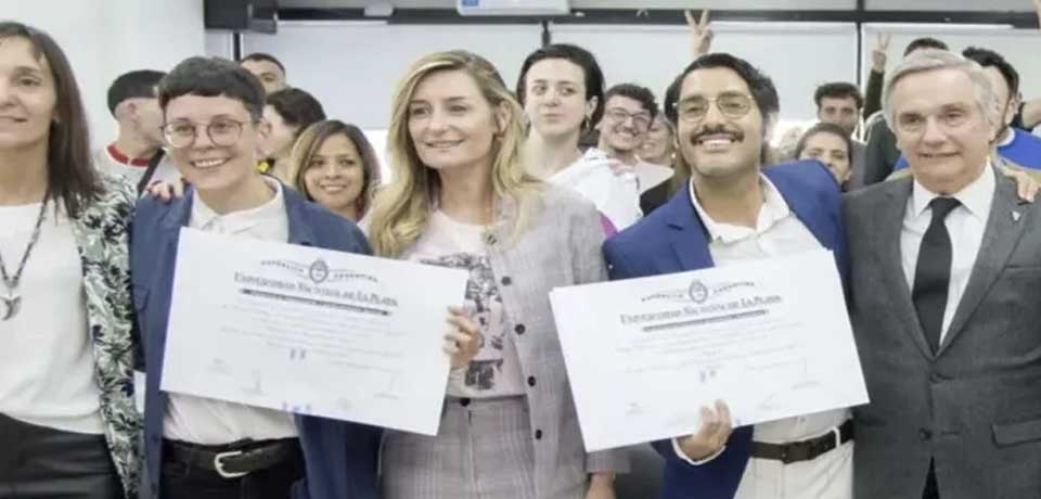 Universidad entrega títulos no binarios a graduados de “abogade” y “profesore”