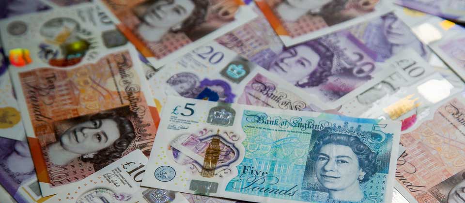 La libra esterlina alcanza una bajada histórica ante el temor a la recesión