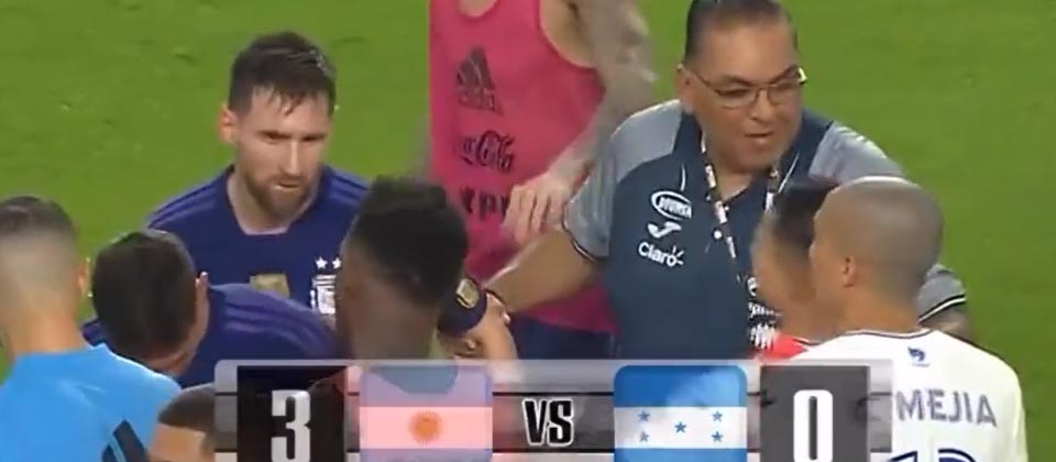 Kinesiólogo de Honduras le «agarra el brazo» a Messi por una fotografía