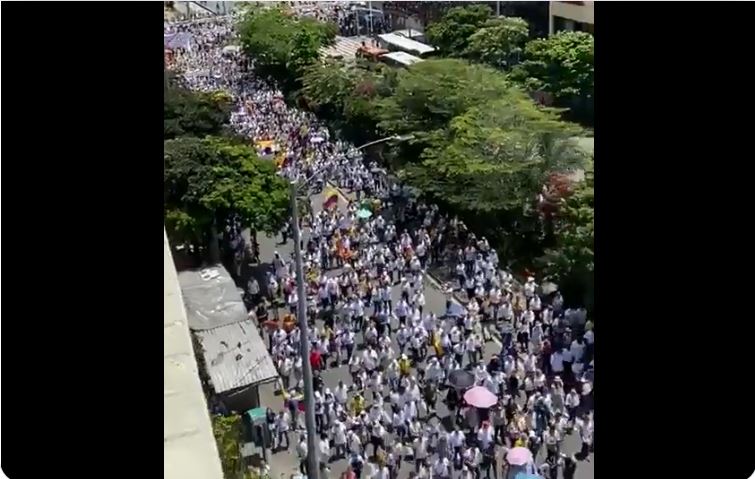 Miles de colombianos salen a las calles a protestar contra el presidente Gustavo Petro