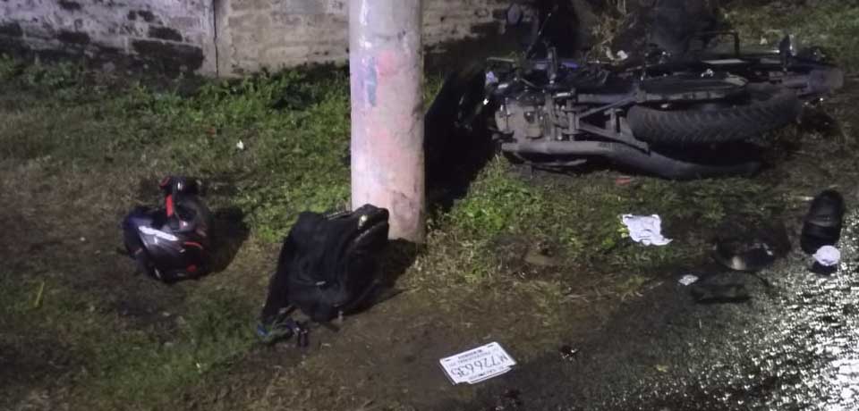 Motociclista de 21 años pierde la vida tras impactar contra un poste