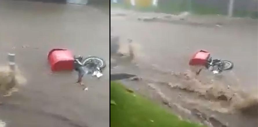 Repartidor vive una mala experiencia al ver como una correntada se lleva su moto