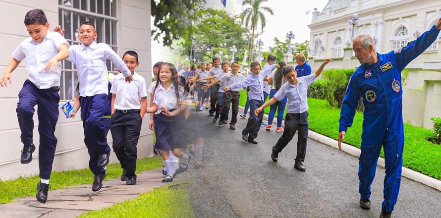 Estudiantes de la zona oriental visitan casa presidencial para observar el despegue del Soyuz MS-22