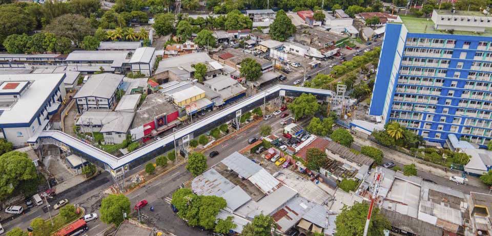 Pasarela del Hospital de Niños «Benjamín Bloom» lleva un 94% de avance