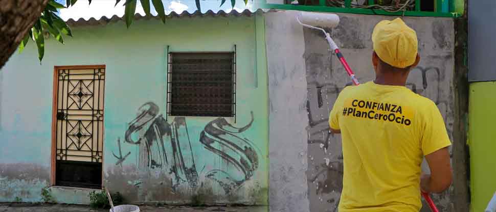 Tras denuncia ciudadana, privados de libertad eliminan grafitis de pandillas en Soyapango