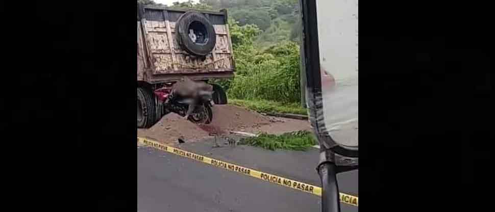 Motociclista muere tras chocar contra la parte trasera de una volqueta