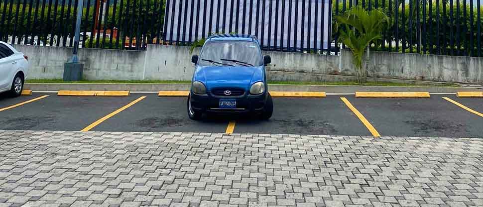 “No cabe la rastra cañera”: Exponen habilidad de conductor para estacionar su carrito