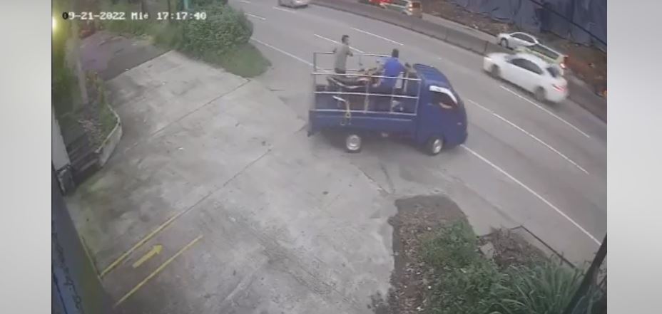 Revelan video de fatal accidente en Autopista Los Chorros: Un pasajero del pick up salió catapultado