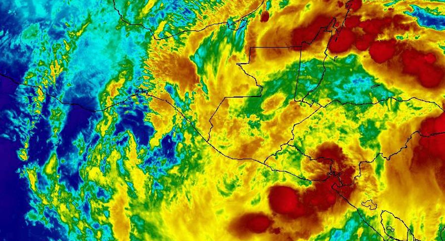 Tormenta Julia ya golpea con fuertes vientos y lluvias la zona oriental del país