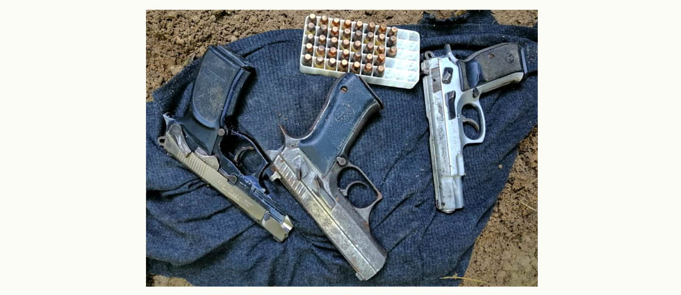 Policías hallan armas de pandilleros que estaban escondidas en un predio