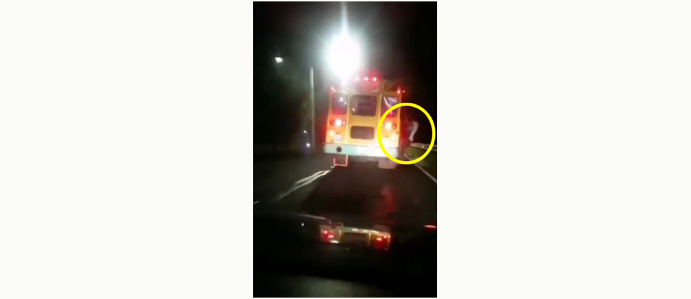 Denuncian que ruta 39 expone vida de pasajeros al llevarlos colgando de las puertas