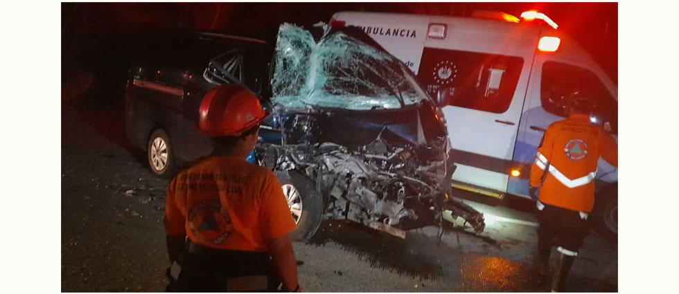 Por rebasar, joven conductor de microbús choca de frente contra una rastra