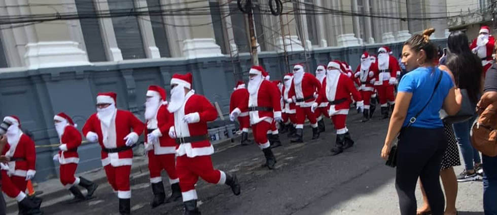 VIDEO | ¡Captan a decenas de Santa Claus corriendo en el Centro Histórico de San Salvador!