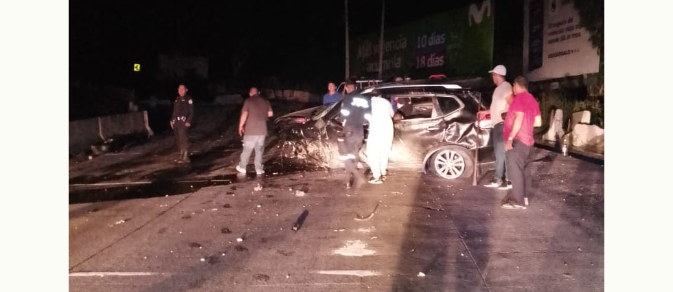 Seis lesionados, entre estos unos que quedaron atrapados, deja accidente carretera al Puerto de La Libertad la madrugada de este sábado