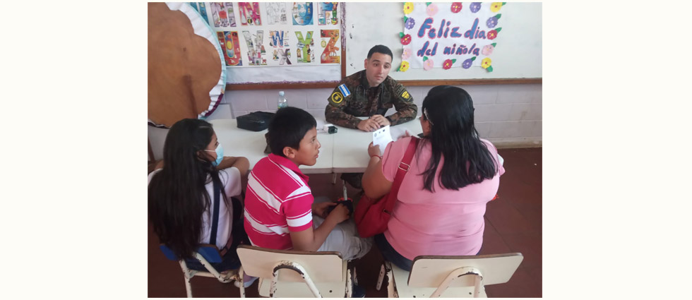 Militares llevan jornada médica a ciudadanos de un cantón de La Libertad
