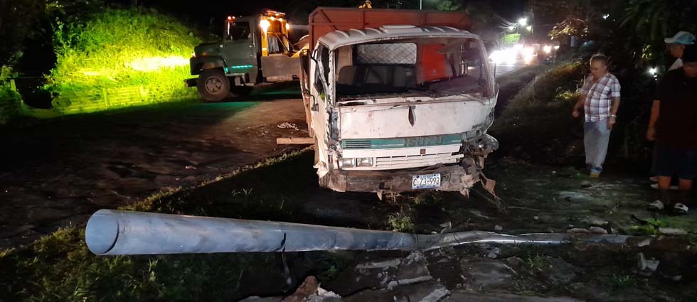 Tres lesionados ebrios tras choque de camión sobre carretera a Suchitoto