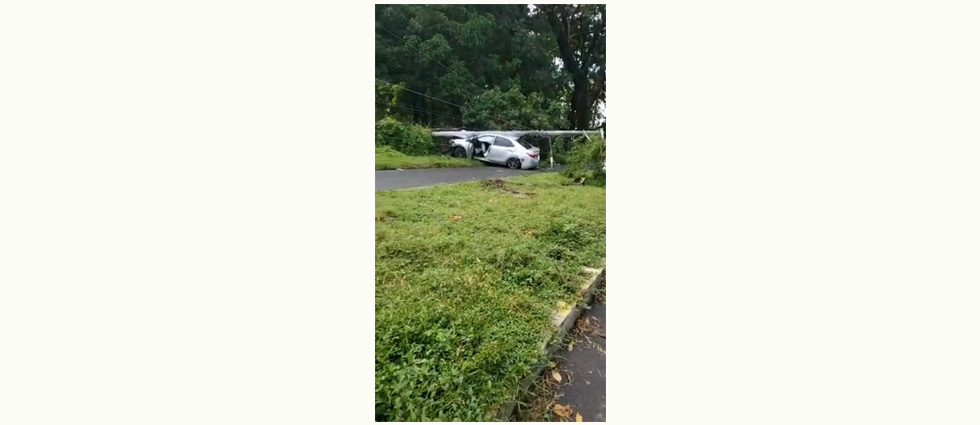 Automovilista choca contra poste del tendido eléctrico en bulevar de La Libertad