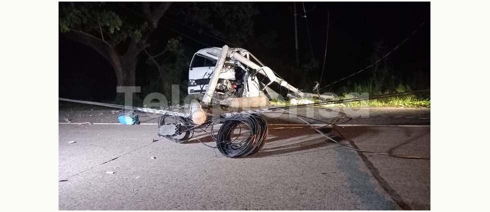 Varios lesionados tras choque de microbús sobre la carretera Comalapa