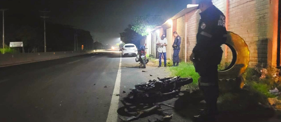 Motociclistas chocan, una se prende en llamas y un conductor huye