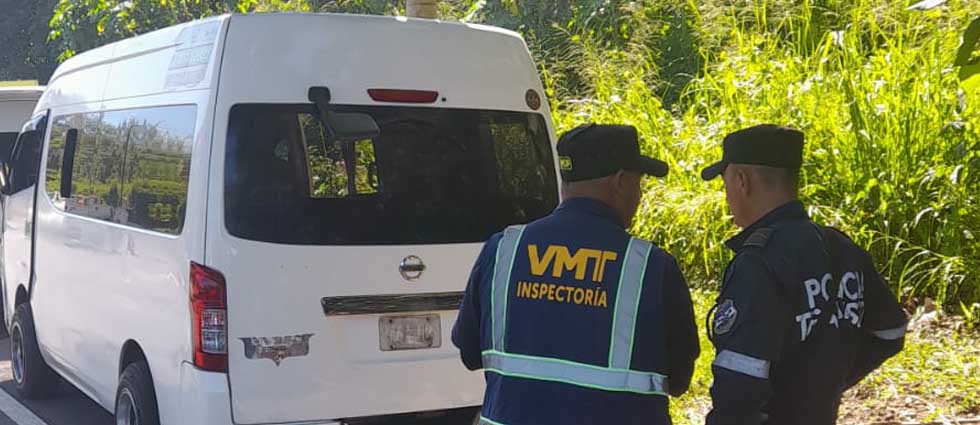 Remiten microbús que circulaba con placas de otro automotor