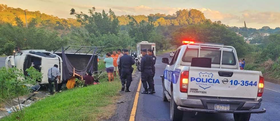 Pick up vuelca y deja a seis lesionados tras distraerse con un accidente previo
