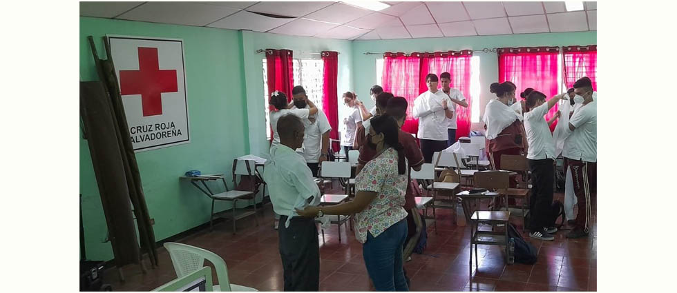 Voluntarios de Cruz Roja capacitan a estudiantes en primeros auxilios